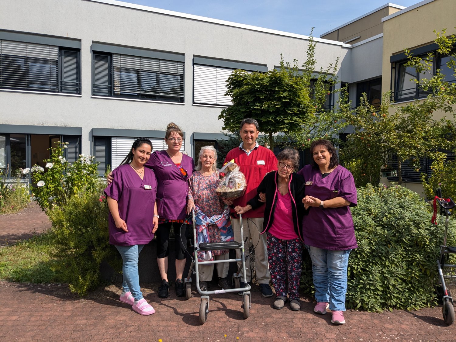 (Von links) Büsra Aktas (Betreuungskraft), Petra Schmid (Betreuungskraft), Anneliese Gunne (Bewohnerin), Sherif Aydin, Irena Feyl (Bewohnerin), Sandra Hammer (Fachkraft soziale Betreuung).