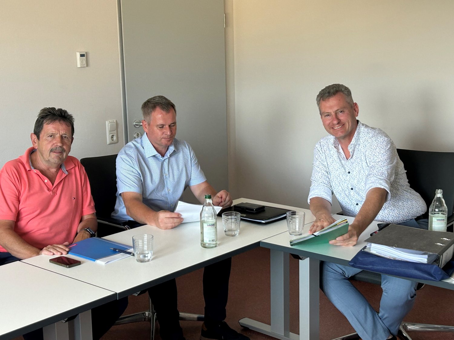 Klaus Zeller, Geschäftsführer der Kreishandwerkerschaft Gelnhausen-Schlüchtern, im Gespräch mit Lehrlings-Scout Heiko Schreiber und dem Ersten Kreisbeigeordneten Andreas Hofmann (von links).