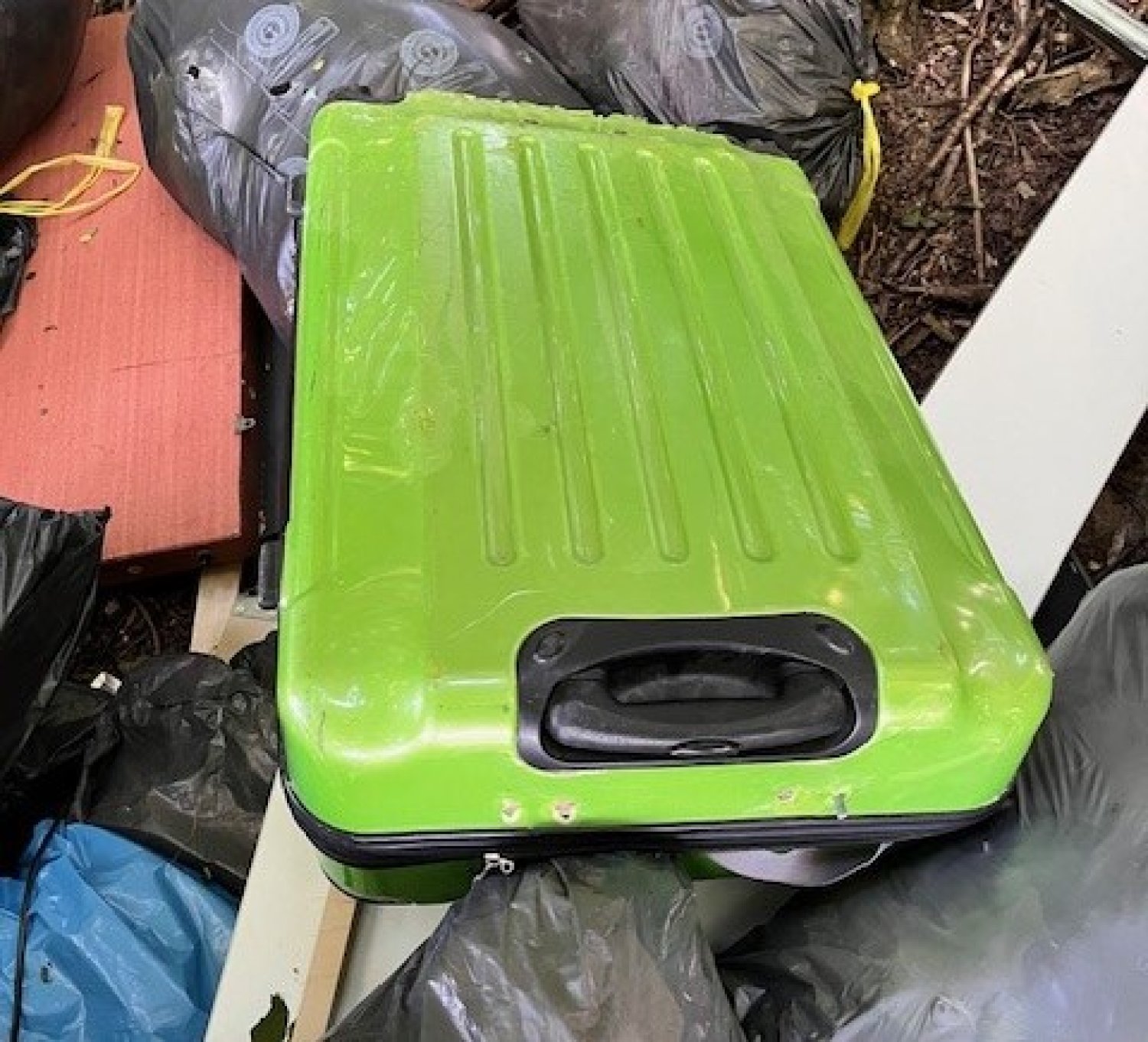 Der Müllsünder, der im Frühsommer im Feld nördlich von Wachenbuchen illegal Abfall entsorgt hatte, konnte ermittelt werden und musste nun Entsorgungskosten und ein Bußgeld zahlen.