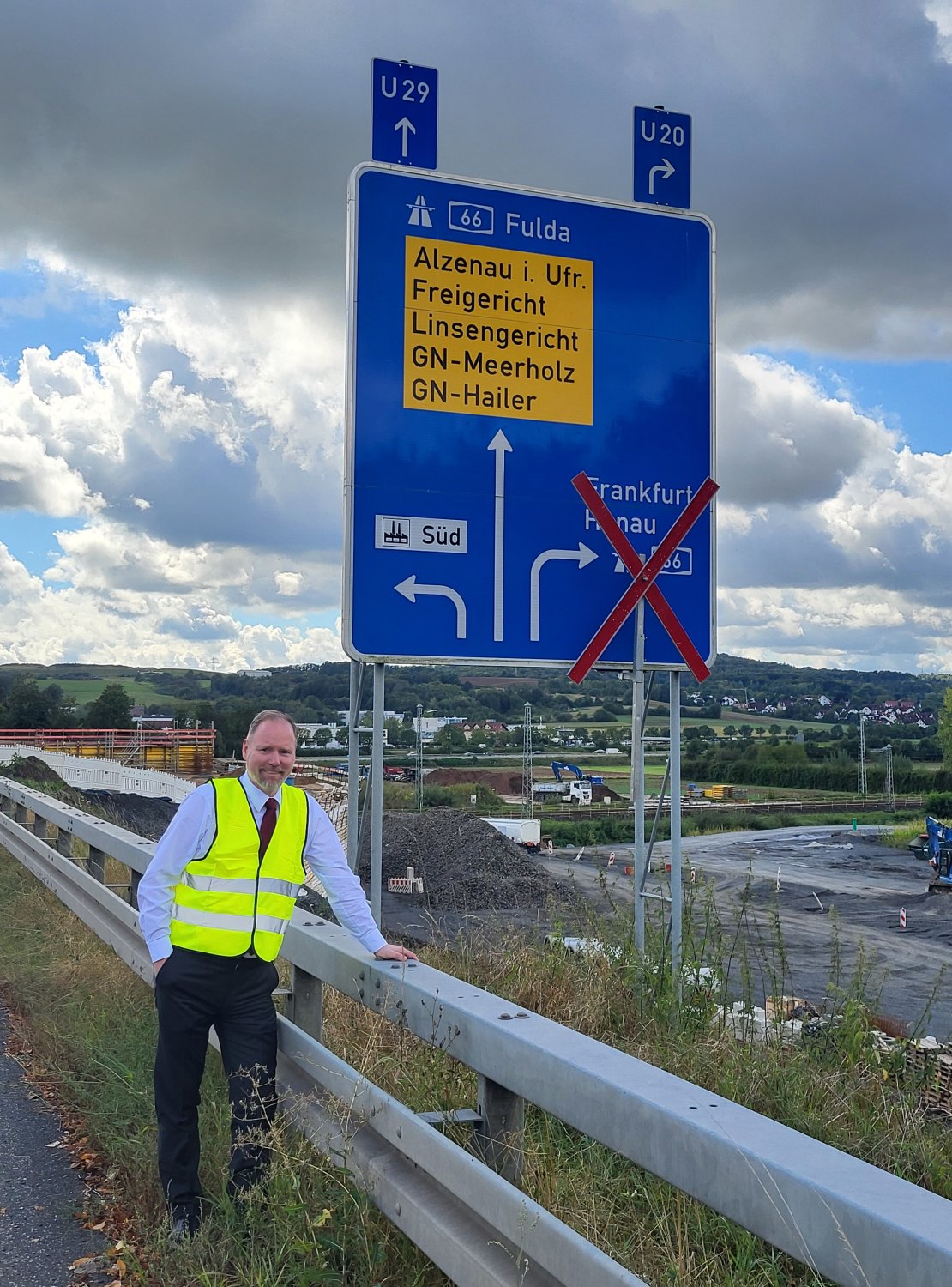 Bürgermeister Christian Litzinger freut sich über die vorgezogene Wiedereröffnung der gesperrten Autobahnauffahrt Gelnhausen-West.