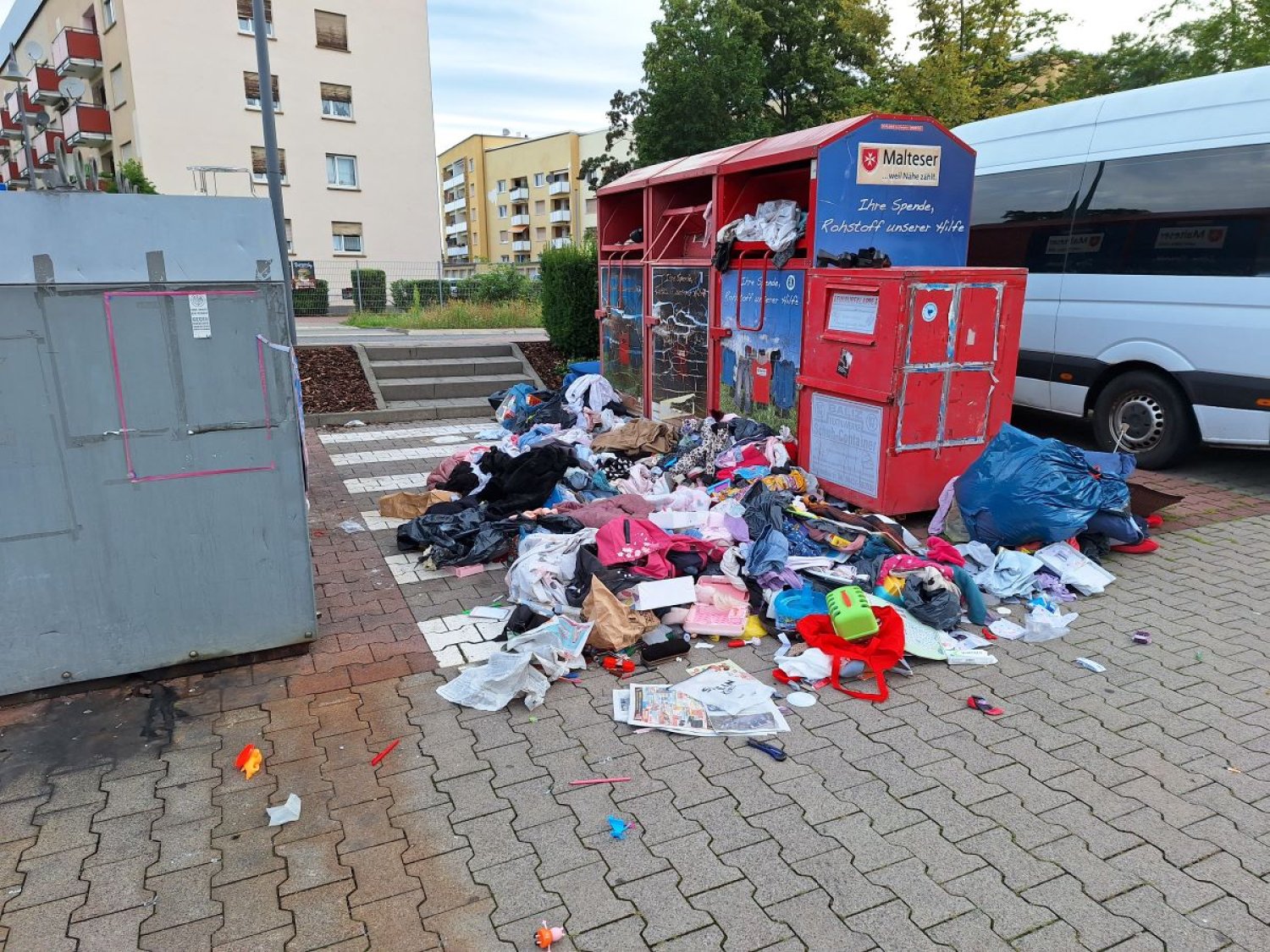 Die Glas- und Kleidercontainer in Leipziger Straße wurden wegen Vermüllung abgeholt