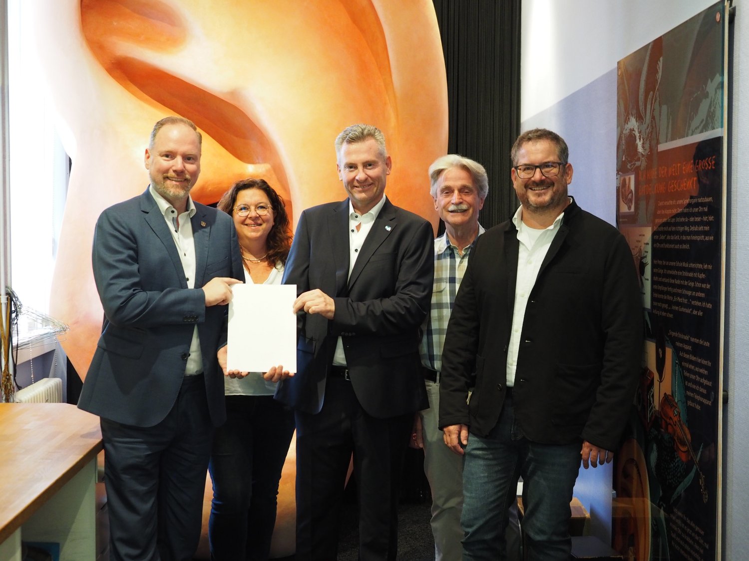Andreas Hofmann (Mitte), Gelnhausens Bürgermeister Christian Litzinger (links), Simone Grünewald, Thomas Dickert (Zweiter von rechts), und Johannes Michel mit dem Förderbescheid für den Philipp-Reis-Escape Room.