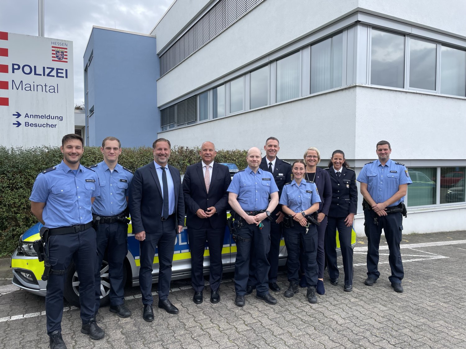 Im Rahmen der Respektwoche hat Innenminister Roman Poseck bereits mehrere Dienststellen von Polizei, Feuerwehr und Rettungsdiensten besucht.
