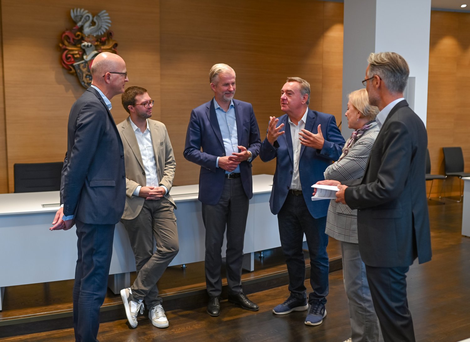 Hergen Haas (Heraeus), Bürgermeister Dr. Maximilian Bieri, Jan Rinnert (Heraeus), Oberbürgermeister Claus Kaminsky, Erika Schulte (Geschäftsführerin Hanau Wirtschaftsförderung GmbH) und Felix Pfitzer (Heraeus).