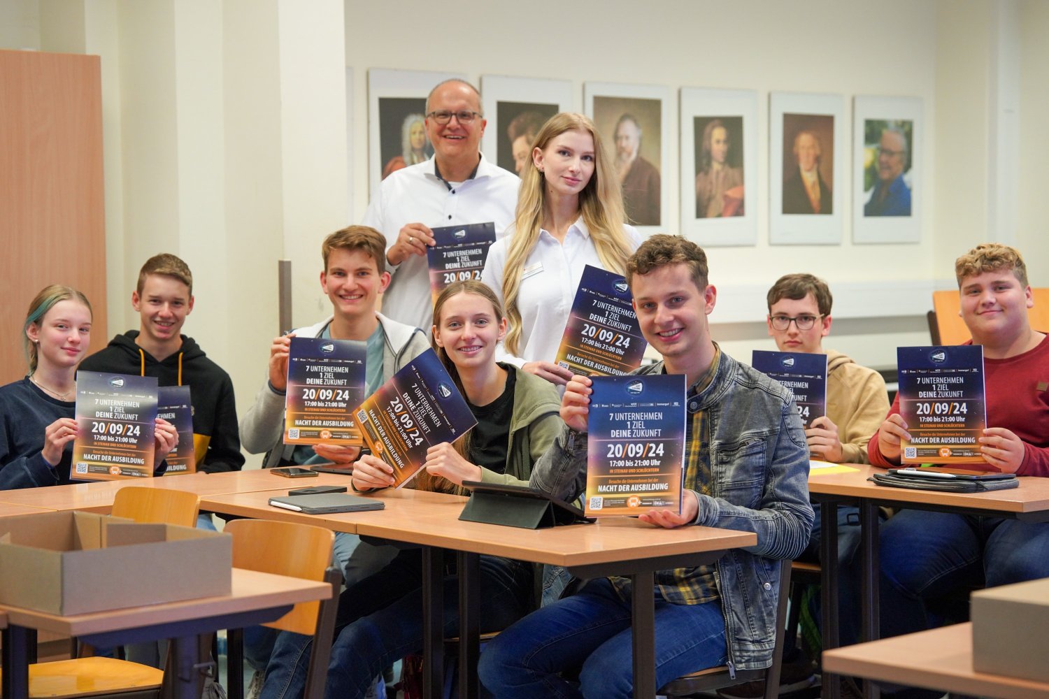 Die Schüler des Musikleistungskurses am Ulrich-von-Hutten-Gymnasium zeigten reges Interesse an der „Nacht der Ausbildung“. Torsten Priemer, Vorstandsmitglied der KSK Schlüchtern, warb gemeinsam mit Azubi Sina Olaru fleißig für die Veranstaltung.