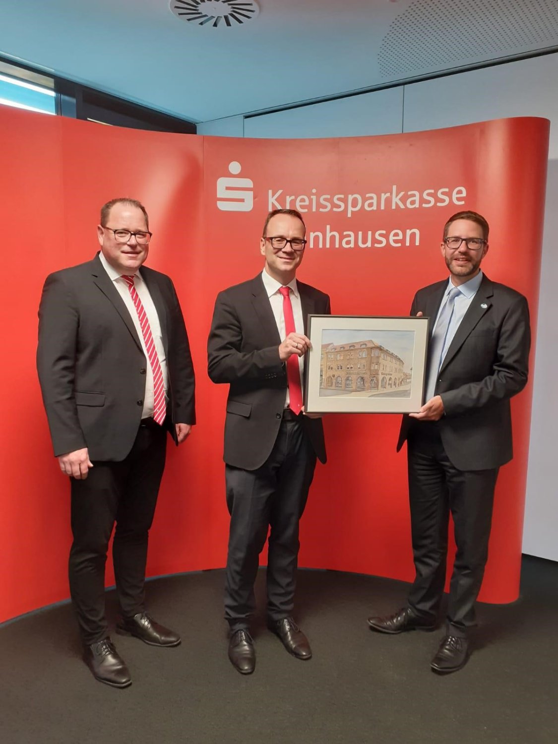 Ole Schön, Vorstandsvorsitzender der Kreissparkasse Gelnhausen, Stefan Müller, künftiges Vorstandsmitglied, und Landrat Thorsten Stolz (v.li.).