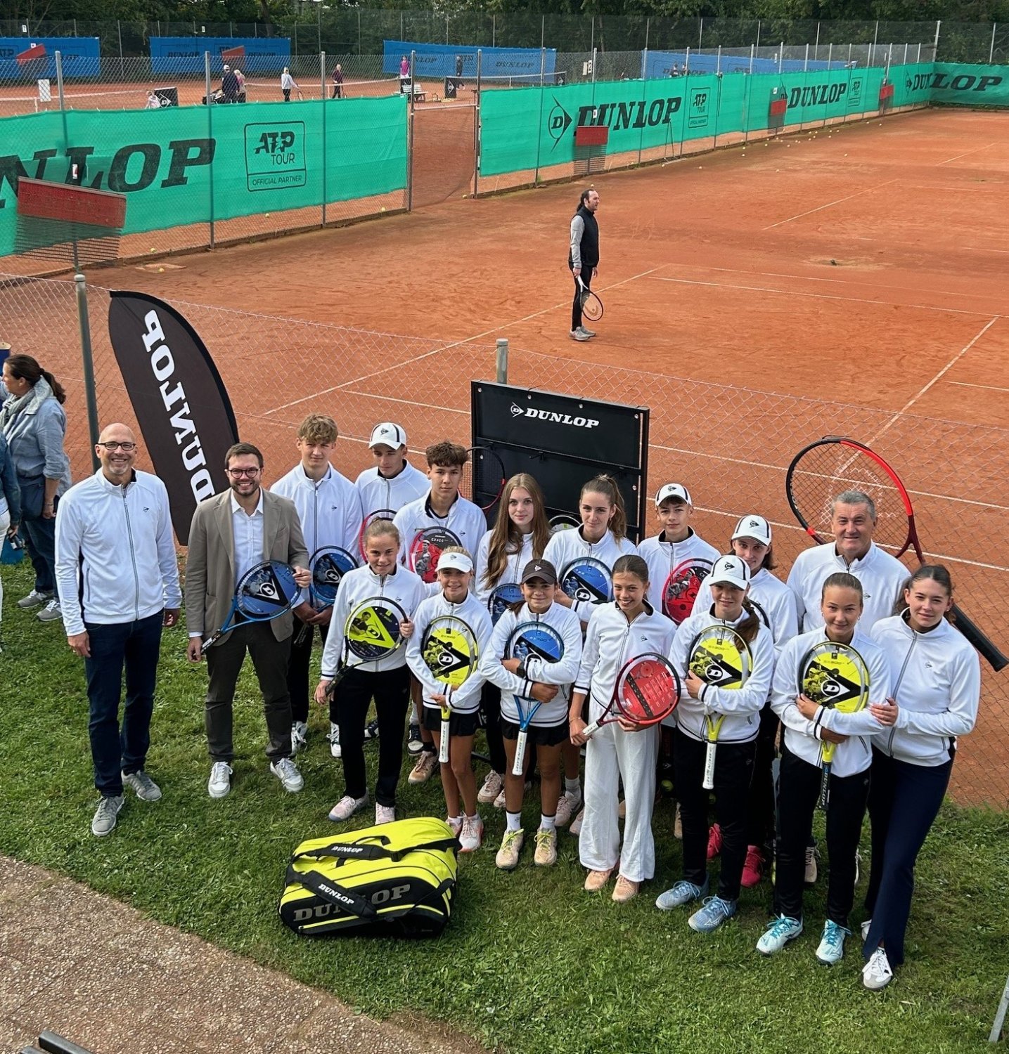 Den Saison-Abschluss der Tennisabteilung nutzte Bürgermeister Dr. Maximilian Bieri, um den Sportverein 1910 Germania (SVG) Steinheim e.V. und das dort ansässige Team Dunlop Hanau zu besuchen. 