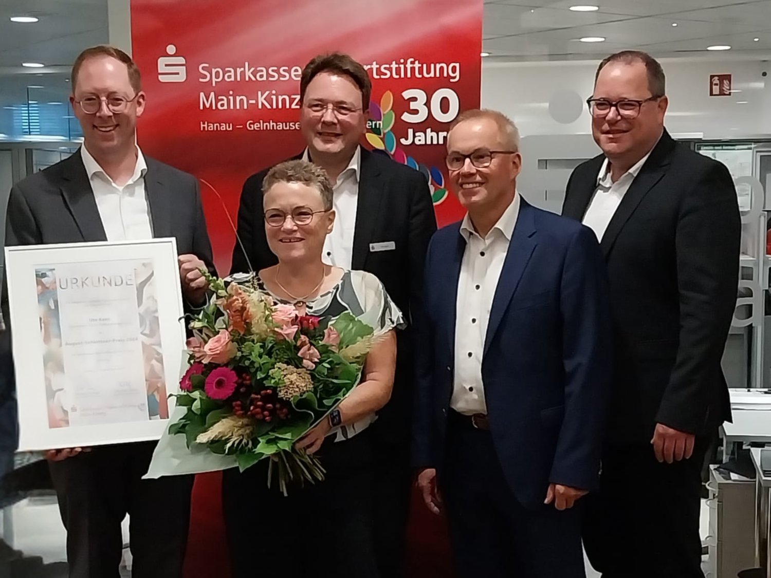 Ute Kern vom TV Rothenbergen wurde mit dem August-Schärttner-Preis ausgezeichnet. (V.li.) Michael Scragg (Sparkassen-Sportstiftung), Ute Kern, Nils Galle (Sparkasse Hanau), Gerald Helfrich (Bürgermeister) und Ole Schön (Sparka Gelnhausen).