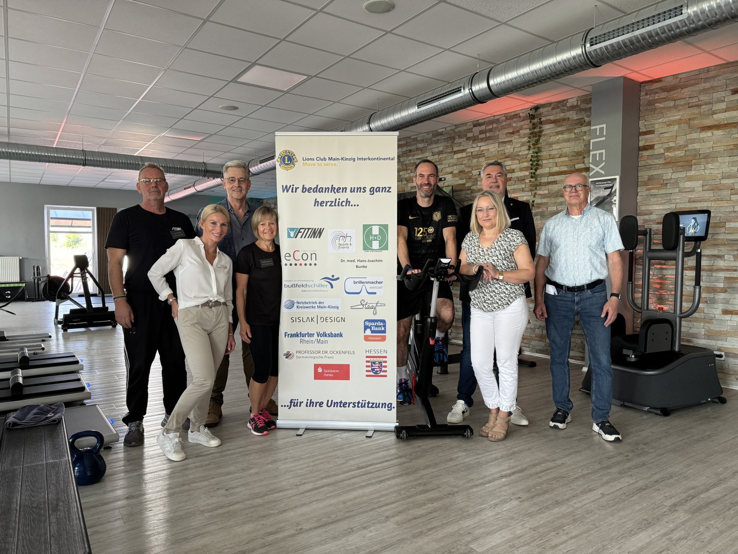 Thomas Geier (Fit-Inn) Sabine Assmann (Strassenengel), Ludger Stüve (Lions Club MKI), Brigitte Wermter (Fit-Inn), Andreas Bär (Bürgermeister Nidderau), Angelika Kretzschmar (Lions MKI), Harry Bußfeld (Präsident Lions MKI), Burgart Schmid.