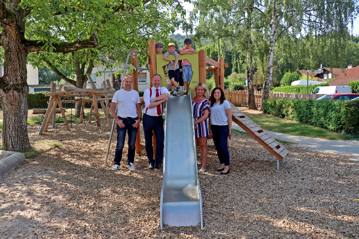 Projektleiter Thorsten Amend, Bürgermeister Christian Litzinger, Kita-Leitung Aylin Burgucu, die pädagogische Leitung Jane Kolczok und natürlich die Kinder. 