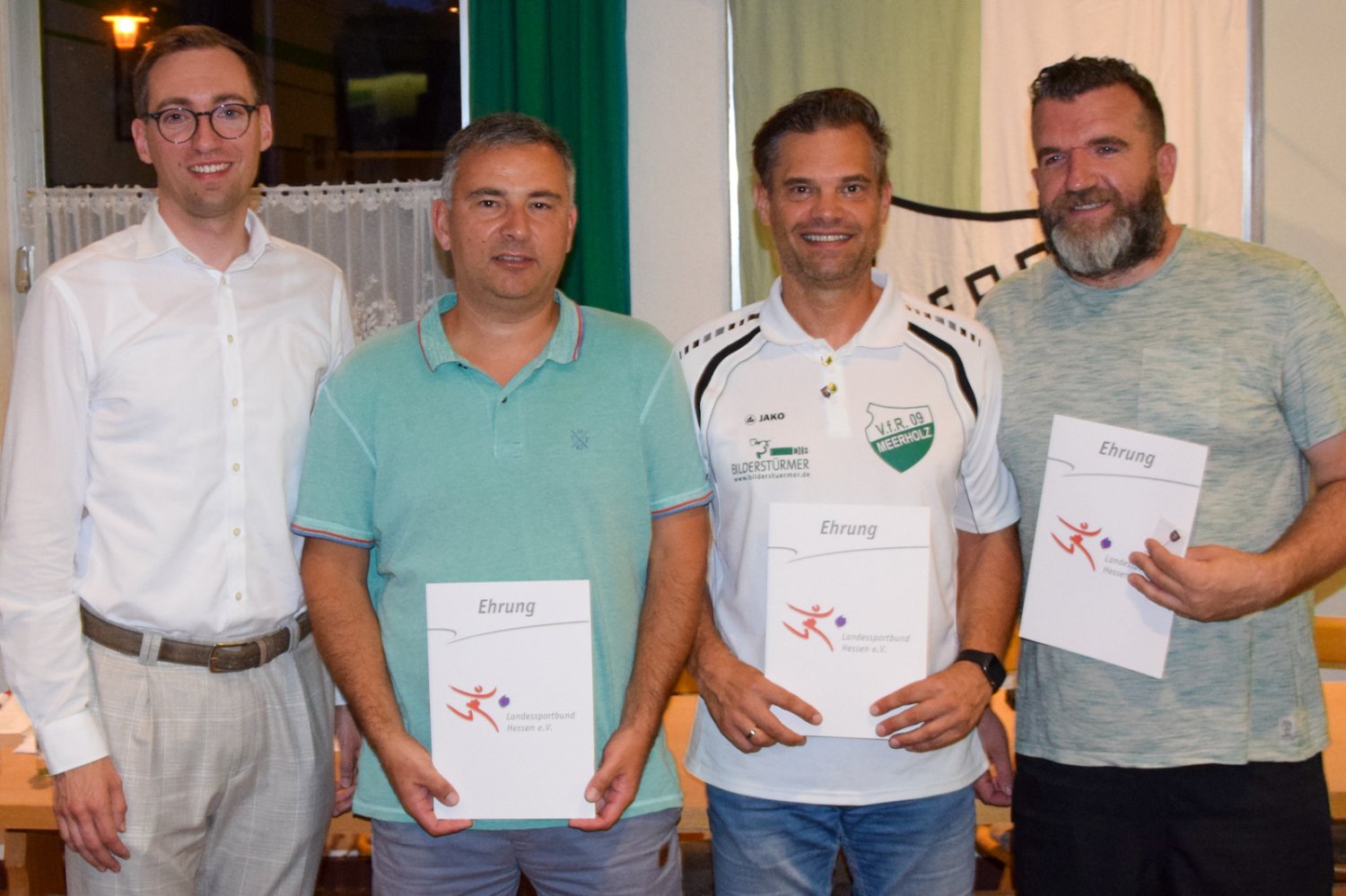 Kreisfußballwart Markus Breidenbach (ganz links) zeichnete Horst Uffelmann (2. Von links) mit der Großen Ehrennadel des Hessischen Fußballverbands aus. Alexander Eichenauer und Lothar Ott erhielten den Ehrenbrief des HFV.