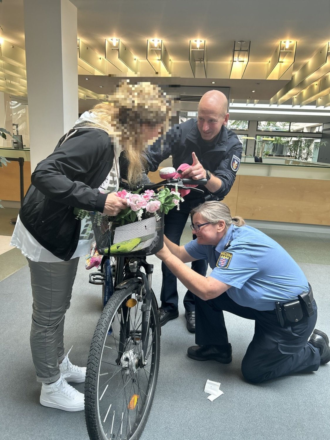 Hand in Hand: Fahrradcodierung durch Landes- und Stadtpolizei
