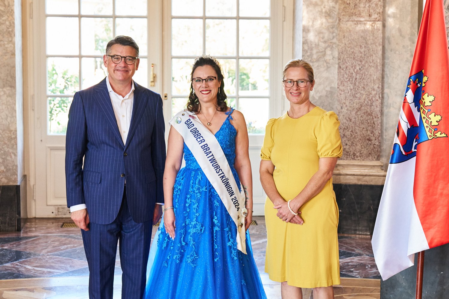 Ministerpräsident Boris Rhein empfängt gemeinsam mit seiner Frau Tanja Raab-Rhein die Bad Orber Bratwurstkönigin Luisa Patzelt im Wiesbadener Schloss Biebrich.