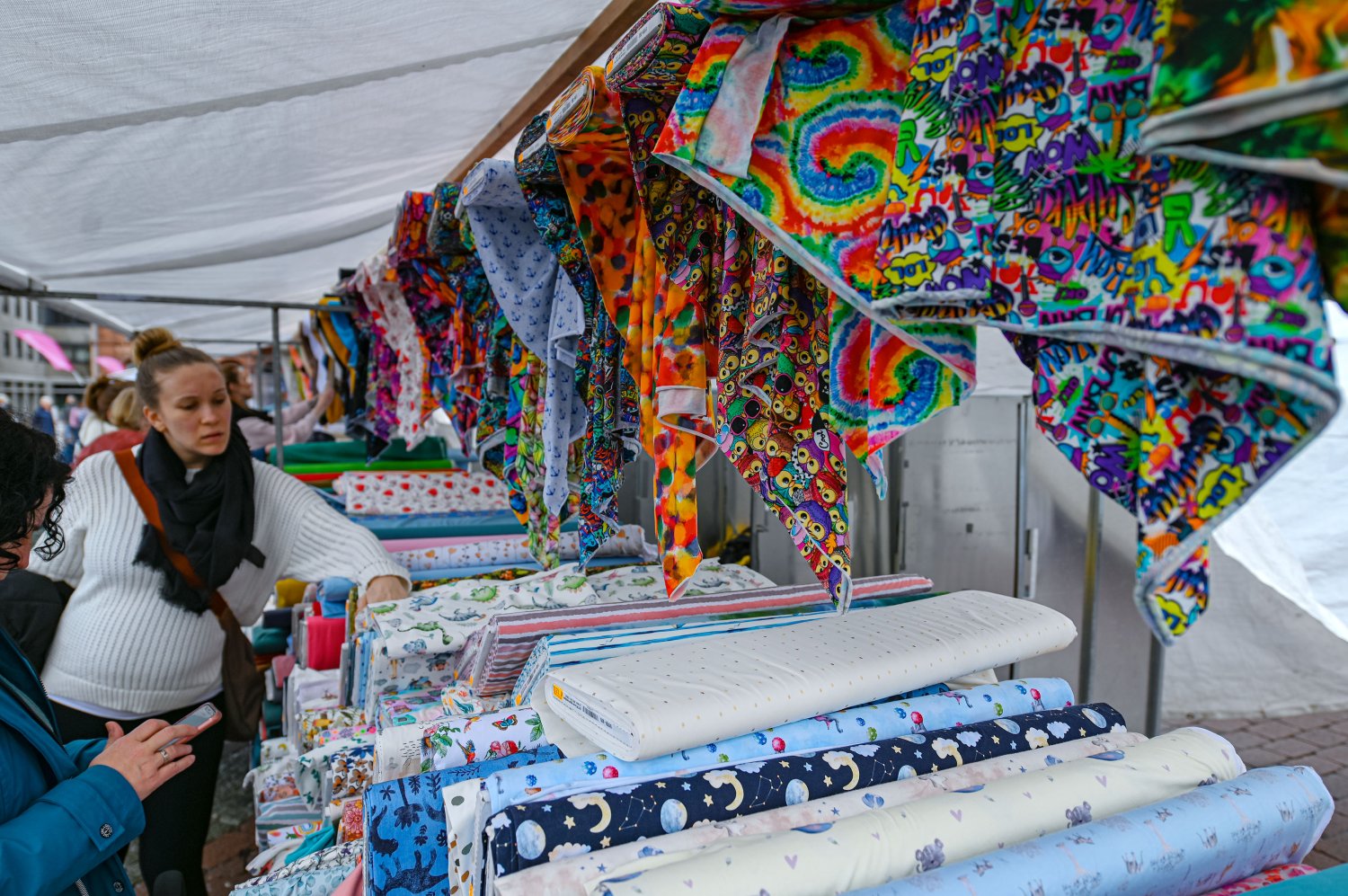 Am Freitag verwandeln zahlreiche kreativ dekorierte Stände beim Deutsch-Holländischen Stoffmarkt von 10 bis 17 Uhr den Marktplatz in ein buntes Paradies für Nähbegeisterte.