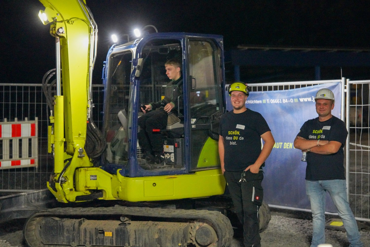 Die Jugendlichen durften auch selbst ans Werk und sich bei Jökel Bau mit einem Bagger vertraut machen.
