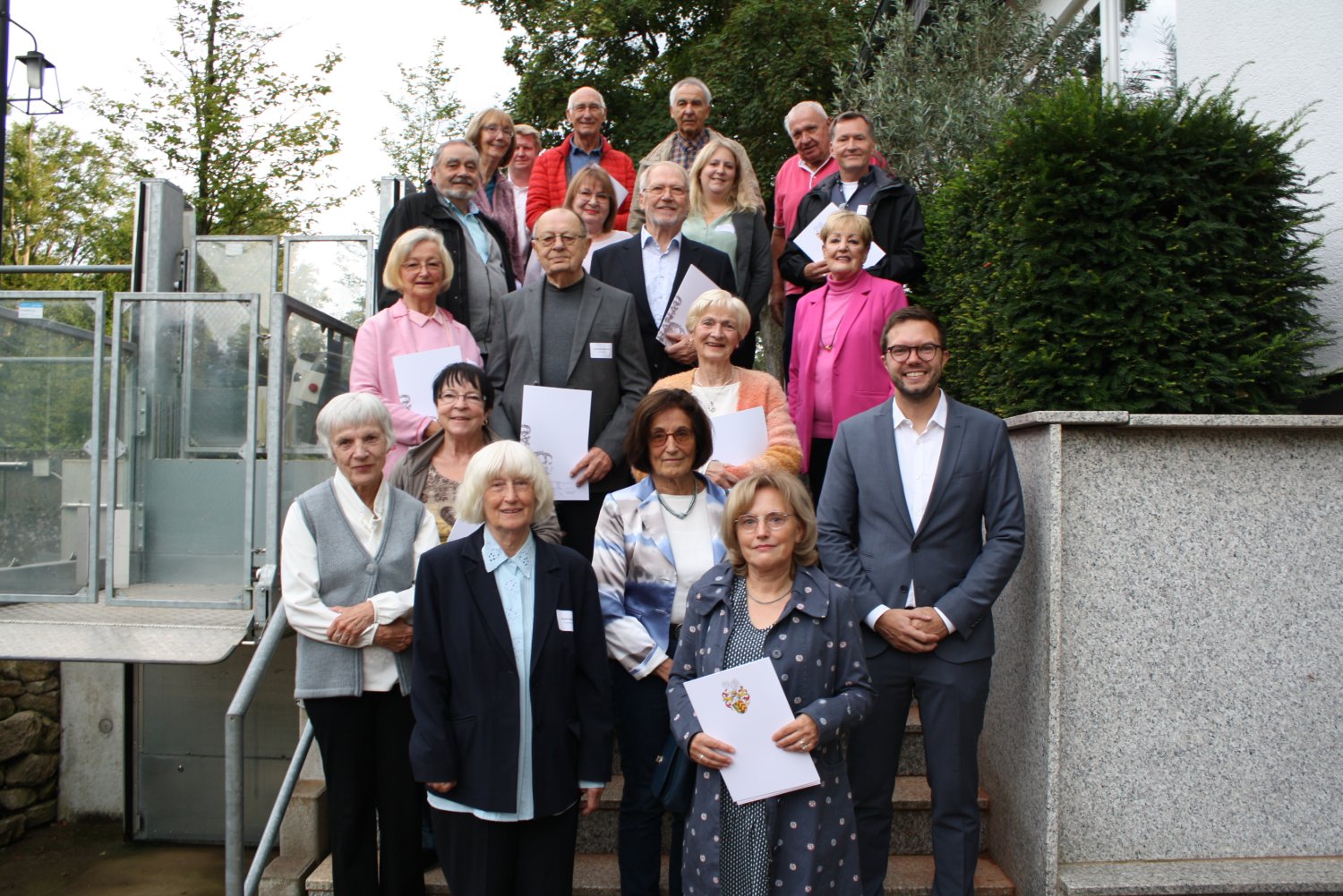 Der Jahresempfang der Stadt Hanau für Ehrenamtliche, die für das Amt für Sozialen Zusammenhalt & Sport tätig sind, fand dieses Jahr auf dem Vereinsgelände des 1. Hanauer Tennis - und Hockey -Club e.V. (THC) statt.