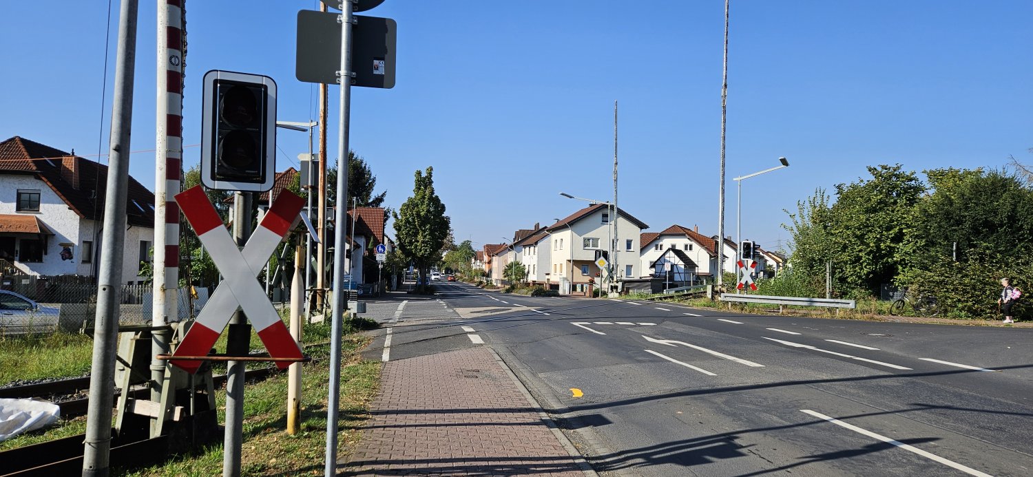 In der Zeit vom 14. bis 25. Oktober voll gesperrt: der Bahnübergang in der Leipziger Straße in Lieblos.
