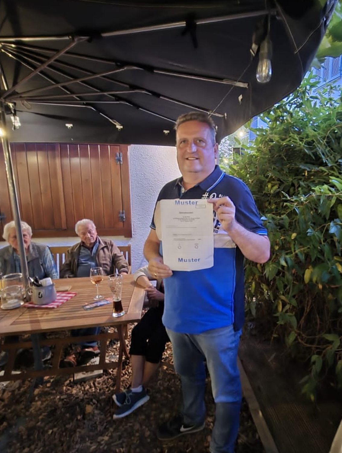 Matthias Peifer brachte zu seinem Stammtisch Wahlzettel mit und erklärte, warum es wichtig ist, zur Wahl zu gehen.