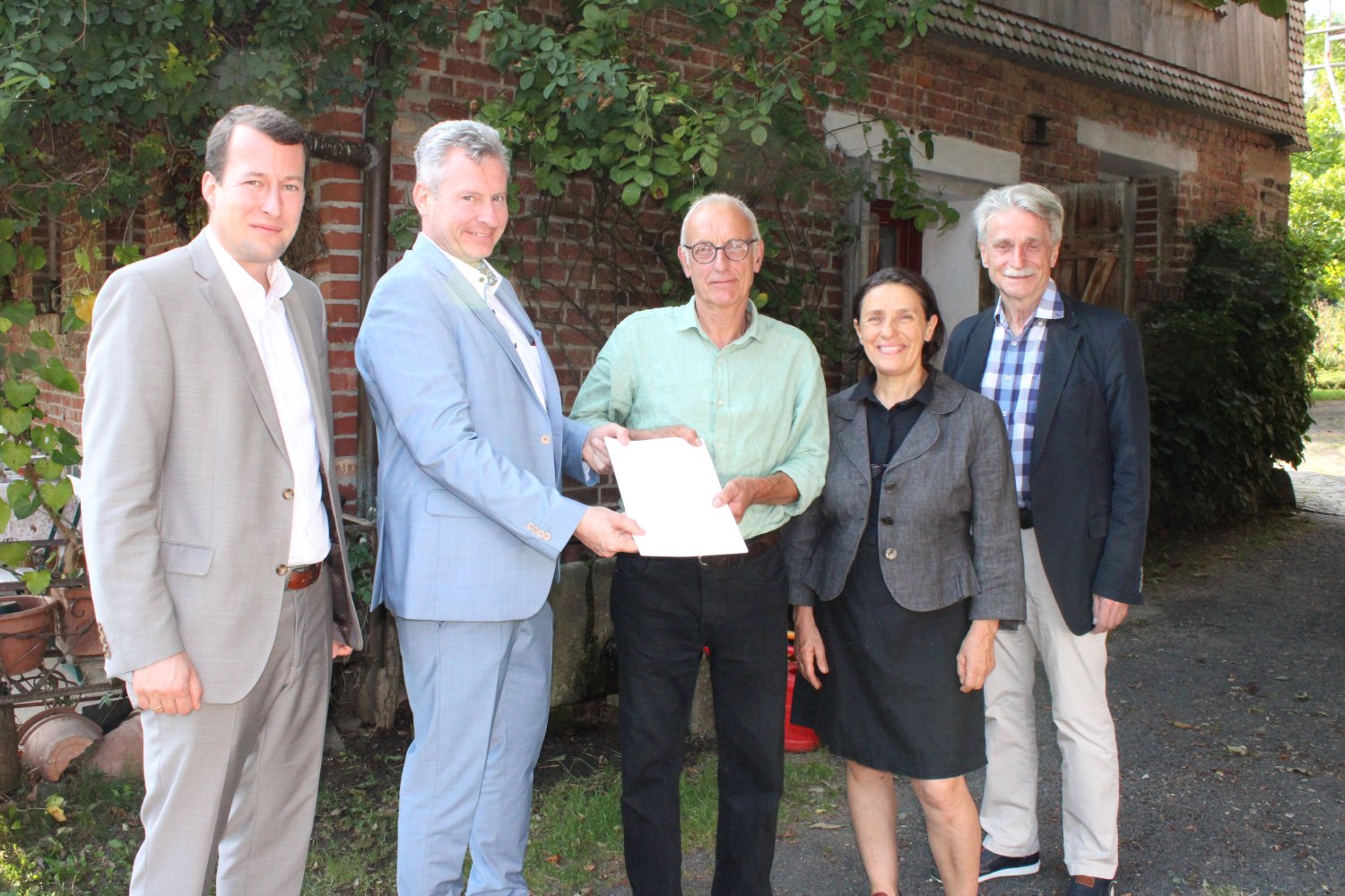 Für das Bauprojekt gibt es Fördermittel aus dem LEADER-Programm. Unser Bild zeigt von links: Bürgermeister Sebastian Fehl, Erster Kreisbeigeordneter Andreas Hofmann, Werner Leitzgen, Eva Leitzgen und Thomas Dickert (SPESSARTregional).