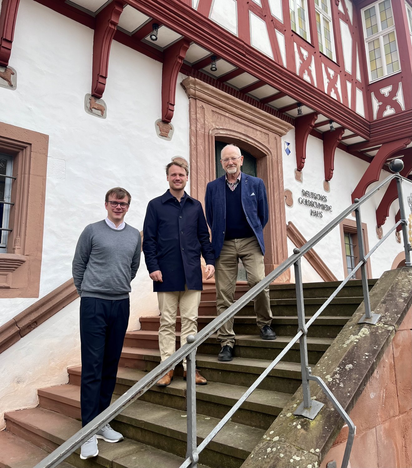 Malte Guttek, Lennard Oehl und Hartwig Rohde (Präsident der Gesellschaft für Goldschmiedekunst).