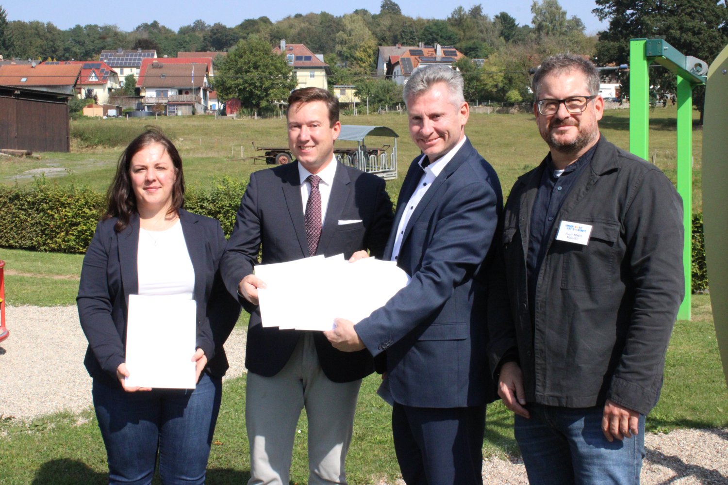 Unser Bild zeigt (v.li.): Marina Ilg (Regionalmanagerin von SPESSARTregional), Bürgermeister Matthias Möller, den Ersten Kreisbeigeordneten Andreas Hofmann und Johannes Michel (Amt für Umwelt, Naturschutz und ländlichen Raum).