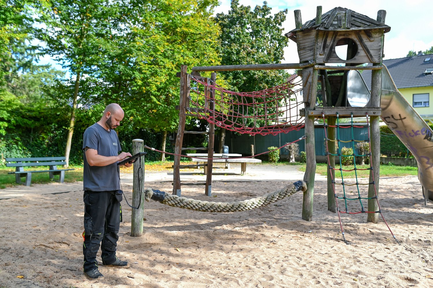 Im Auftrag der Grünflächenabteilung des Eigenbetriebs Hanau Infrastruktur Service (HIS) führen externe Kontrolleurinnen und Kontrolleure derzeit eine Jahreshauptinspektion auf den Hanauer Spielplätzen durch.