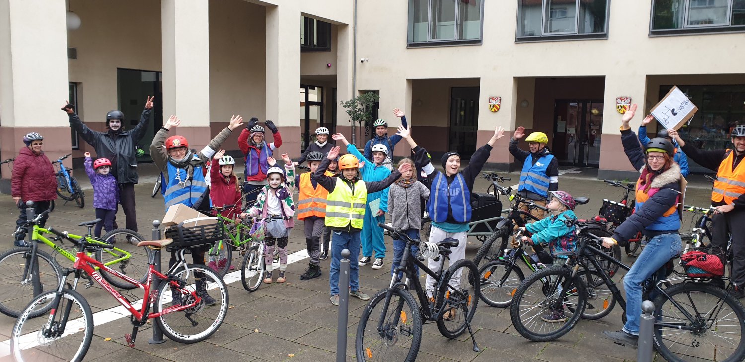 In Gelnhausen findet am Mittwoch, 2. Oktober, zum dritten Mal eine bunte Fahrrad-Demo statt, die gerade Kindern Sichtbarkeit im Straßenverkehr verschaffen soll.