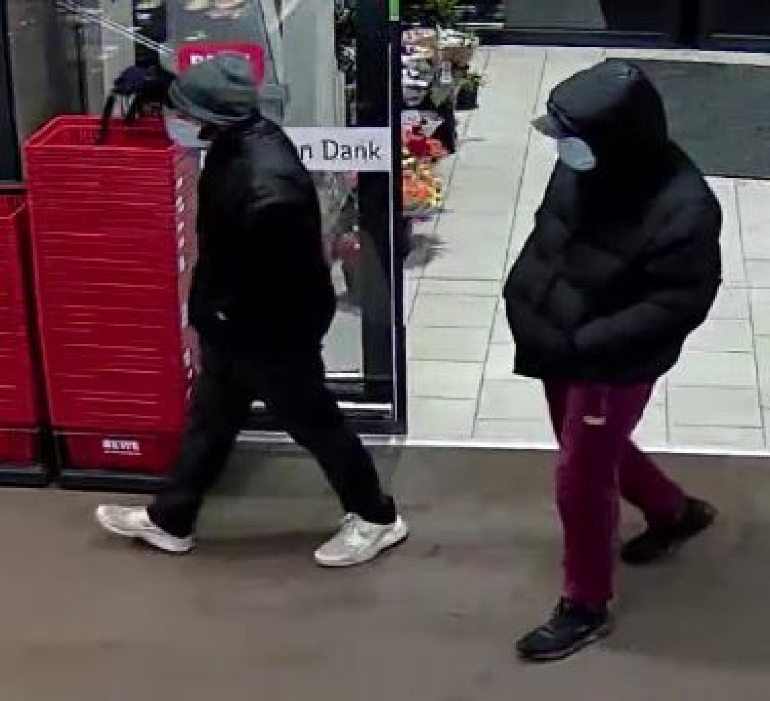 Bilder aus einer Überwachungskamera sollen helfen, einen Überfall auf einen Einkaufsmarkt in KIlianstädten kurz vor Heiligabend 2022 aufzuklären.