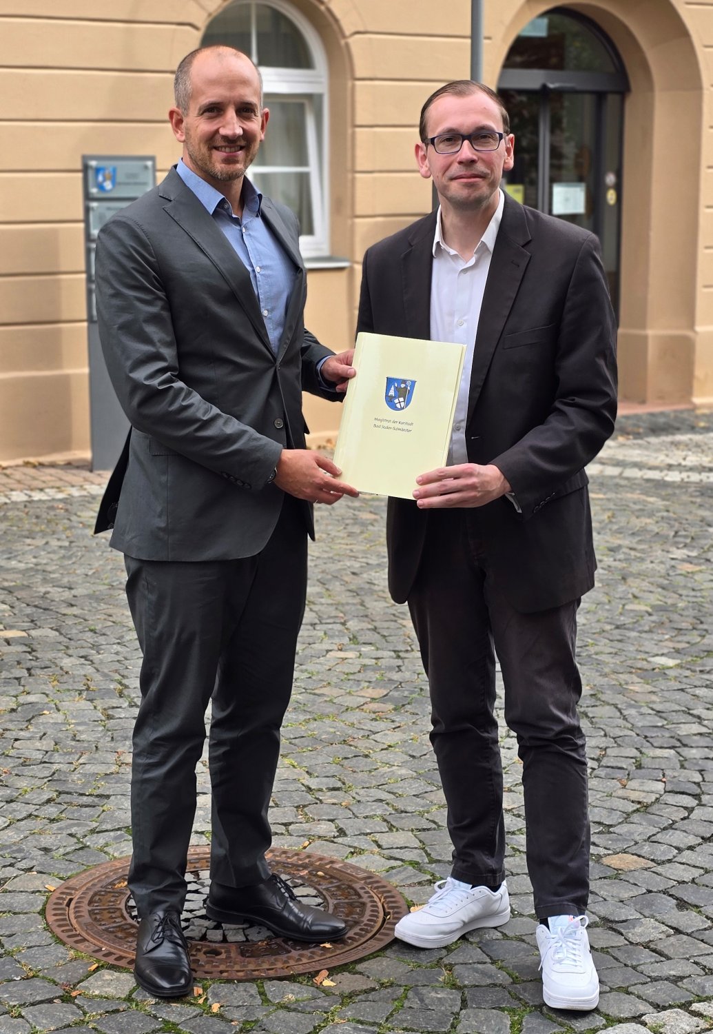 Bürgermeister Dominik Brasch begrüßt Tim Schneider (re.) im Team der Stadtverwaltung.