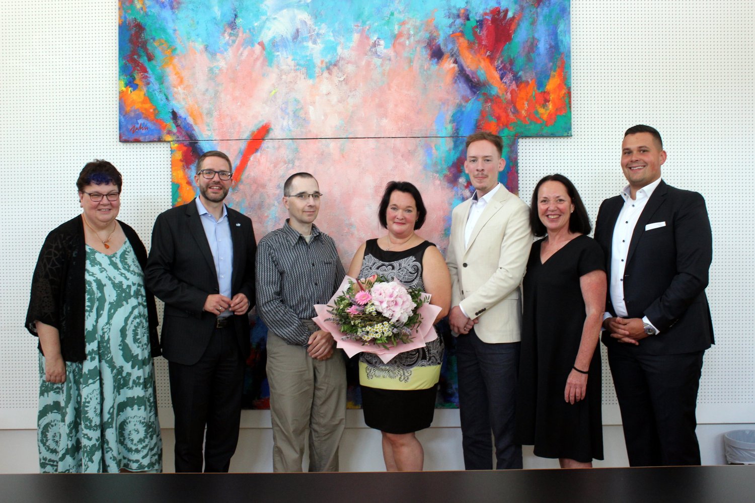 Ulrike Schmid (stellvertretende Gleichstellungsbeauftragte), Landrat Thorsten Stolz, Kai Kral, Anja Waller, Philipp Steuber (Vorsitzender Personalrat), Petra Schütze und Niklas Ansorge (v.li.).