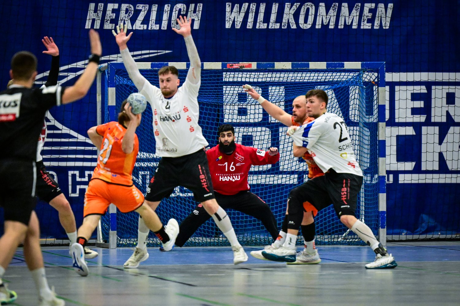  Nach einem Herzschlagfinale und Handballkrimi in den letzten Spielminuten trennten sich die beiden Drittligateams mit 24:24 (12:12) unentschieden.