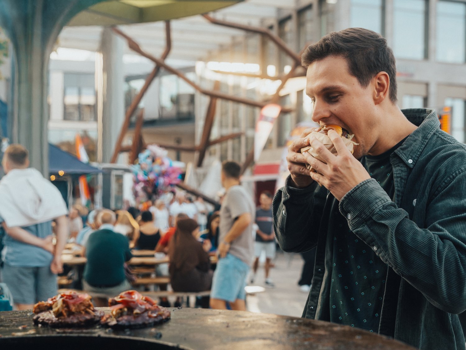 Hanau hat Geschmack! Davon sind die Veranstalter des Streetfoodmarkts überzeugt, denn sie verwandeln gleich an fünf Tagen den Freiheitsplatz in einen trubeligen Markt kulinarischer Köstlichkeiten.