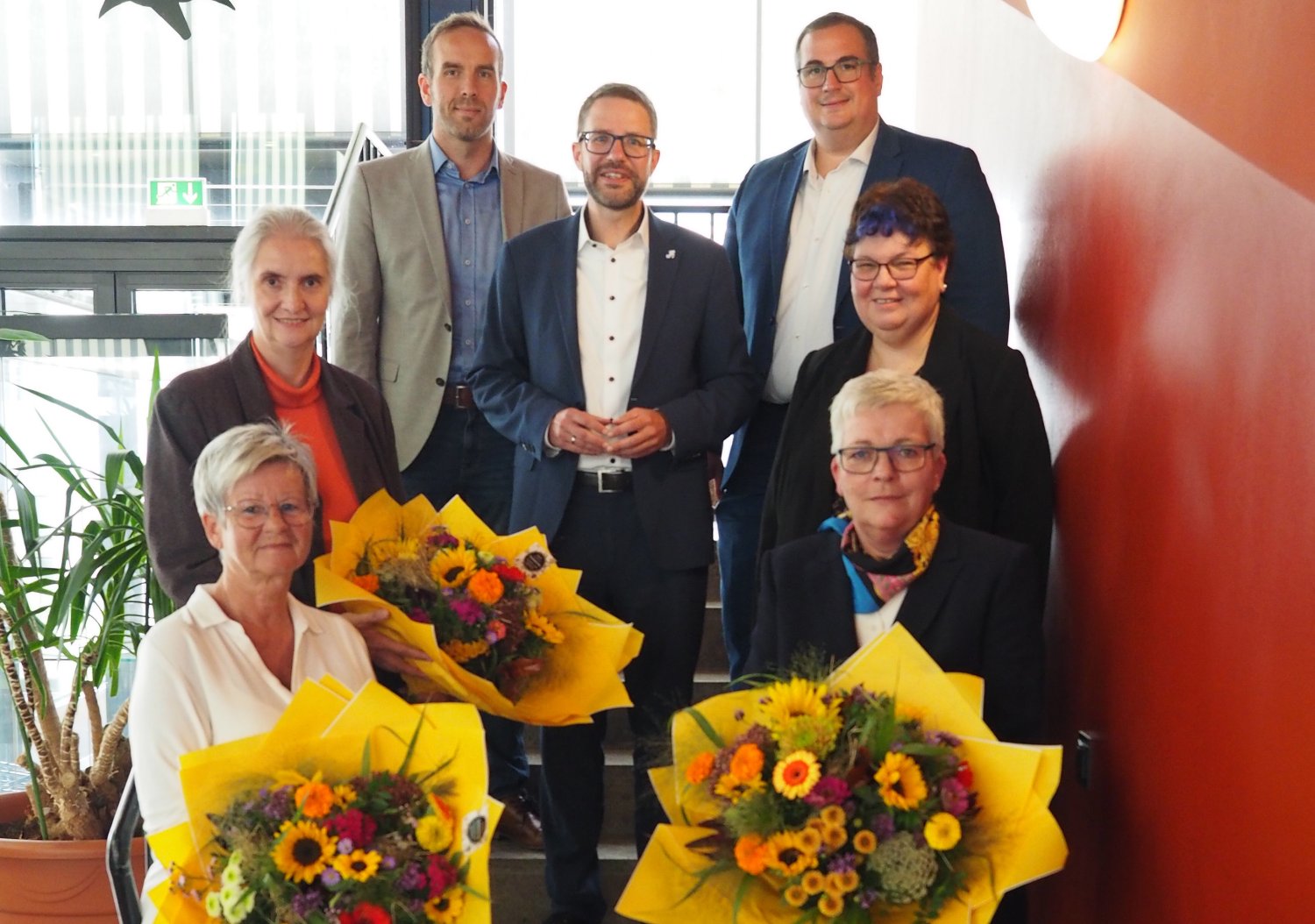 Die Jubilarinnen Andrea Beßler, Christiane Göttling und Karin Specht sowie Kevin Kuntz, Landrat Thorsten Stolz, Jan Jakobi und Ulrike Schmid (von rechts unten im Uhrzeigersinn).