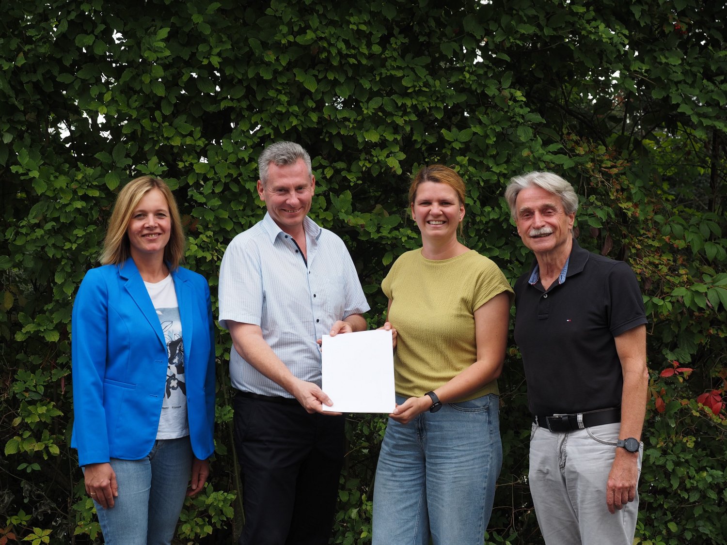 Erster Kreisbeigeordneter Andreas Hofmann hat kürzlich Annika Ludwig, Geschäftsführerin des Zweckverbands Naturpark Hessischer Spessart e.V., einen Förderbescheid übergeben.