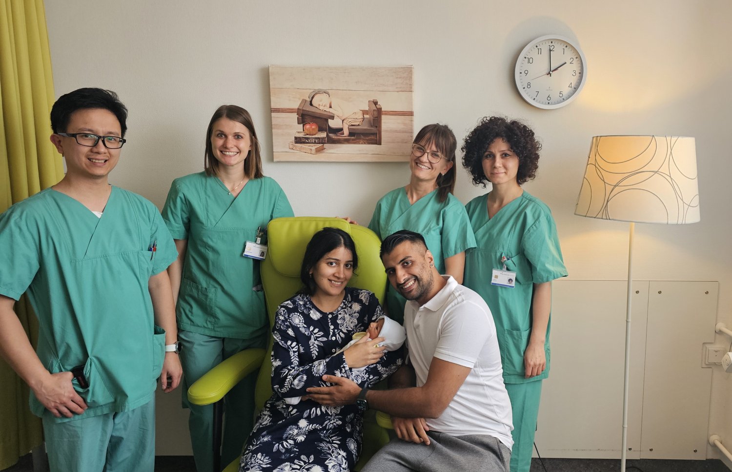 Oberarzt Anthony Winarno, Assistenzärztin Miriam Großmann, Hebamme Natasa Jovanovic, Hebamme Fatma Bulut, Mama Sanya Kumar mit dem kleinen Vishnu Raghav Kumar auf dem Arm und Papa Rajev Kumar.