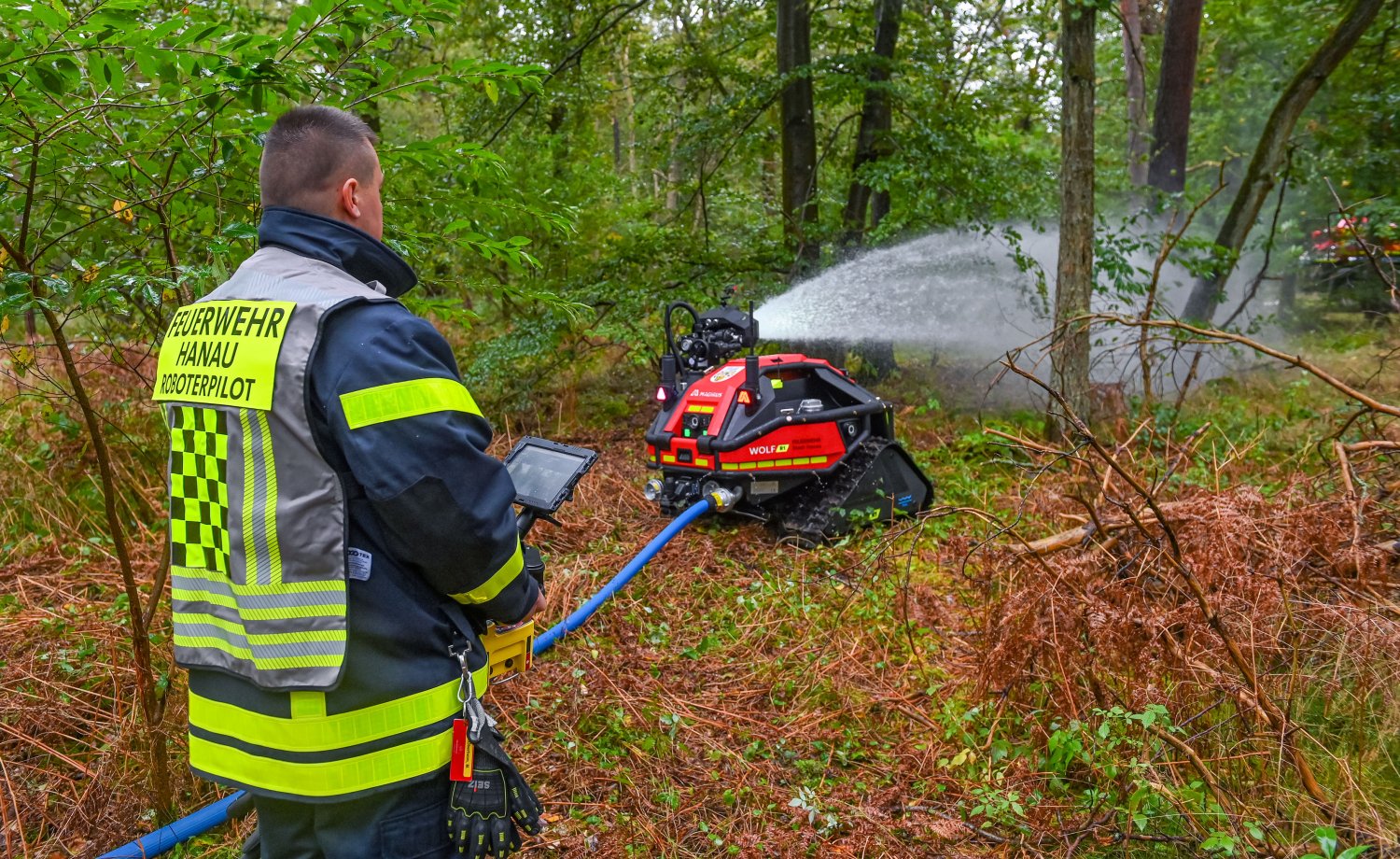 Bei der Vorführung in einem Hanauer Waldstück: Der Löschroboter Wolf der Hanauer Feuerwehr.