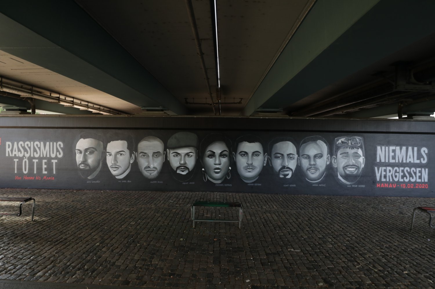 Am Wochenende wurde das Gedenkbild unter der Friedensbrücke in Frankfurt am Main geschändet und wird am Sonntag wiederhergestellt. Das Foto zeigt das Graffito vor der Schändung.