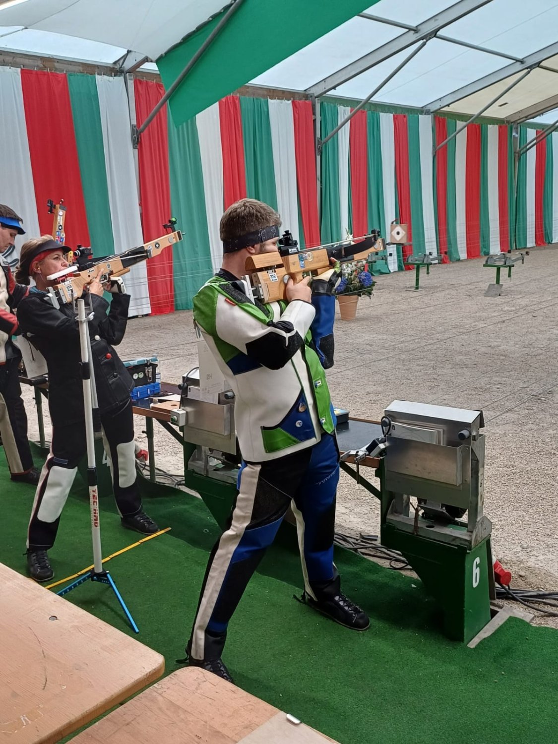 Volle Konzentration im Armbrustschützenzelt - Jan Senzel auf den Deutschen Meisterschaften.