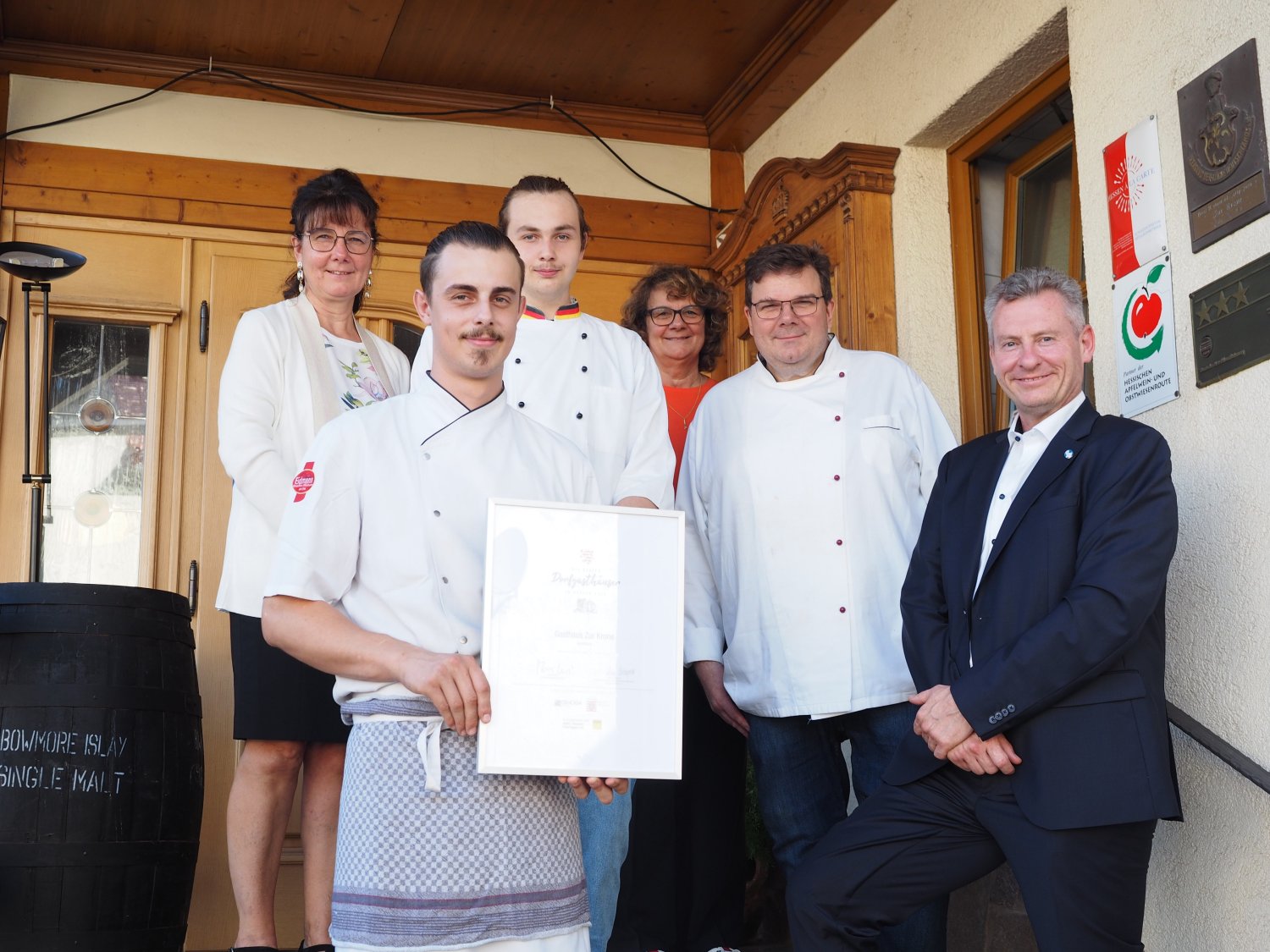 Andreas Hofmann (rechts) gratulierte Reiner Erdt (Zweiter von rechts) und dessen Schwestern Monika Rolko (links) und Elke Itt zur Auszeichnung. Marvin Schmitt (Dritter von links) und Geselle Joao Dietze (Zweiter von links) freuen sich.