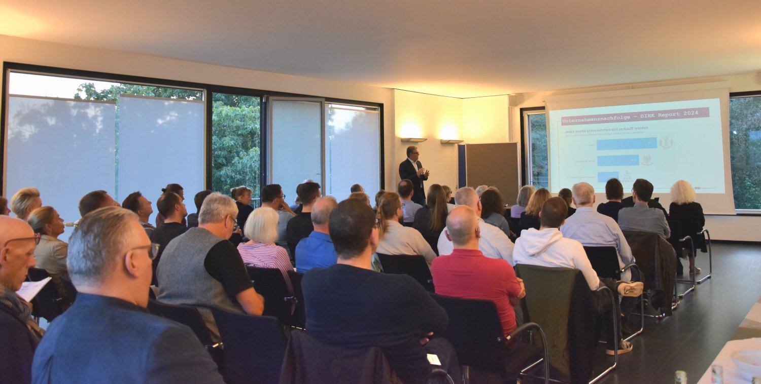 Dichte Kinobestuhlung im Main-Kinzig-Forum: Der Vortragsabend zum Thema Unternehmensnachfolge traf auf große Resonanz bei heimischen mittelständischen Betrieben.