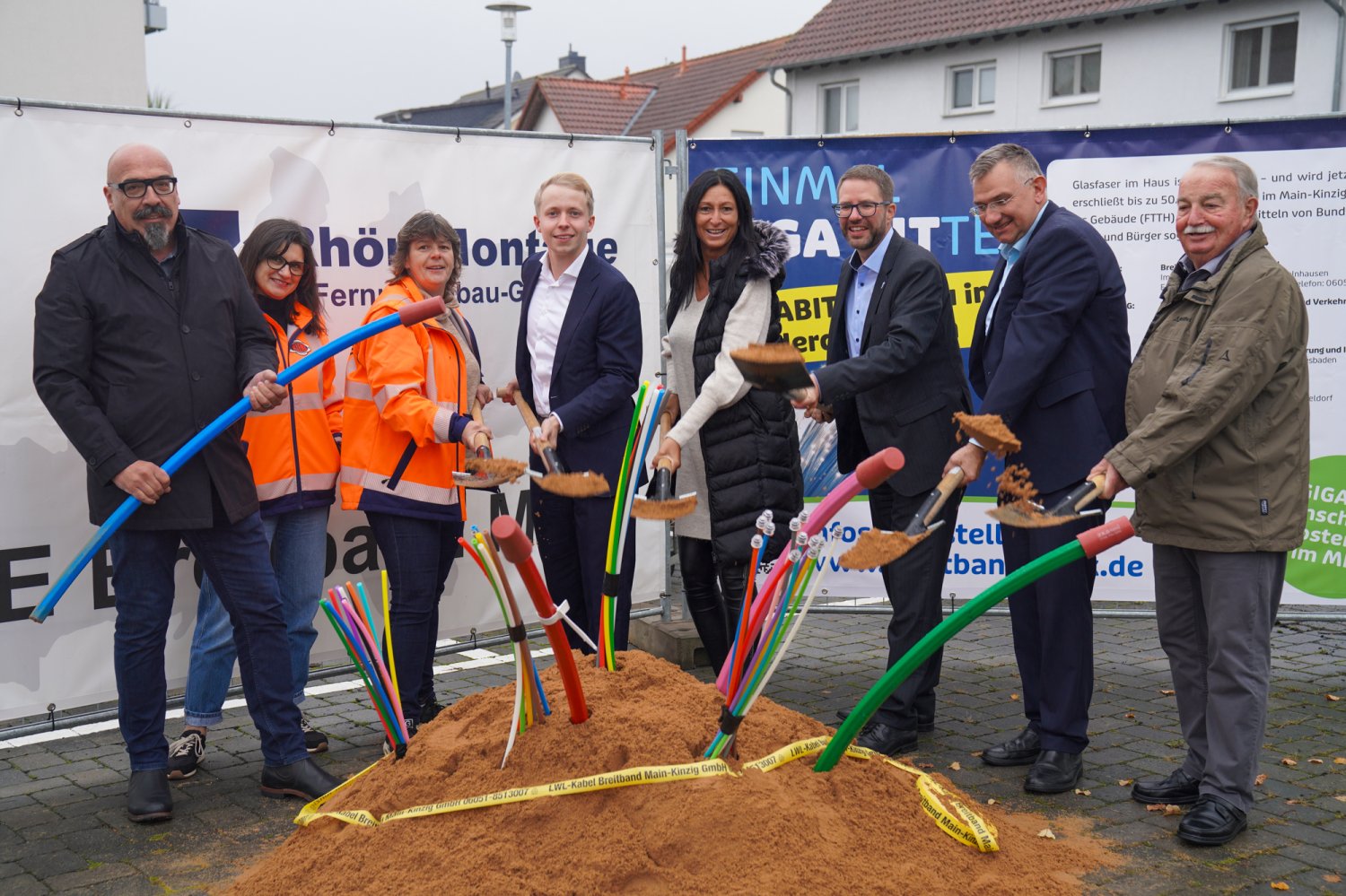 Die Spaten zum Glasfaser-Ausbau heben unter anderem Breitband-Aufsichtsratschef Jannik Marquart (Vierter von links) sowie (weiter von links) Breitband-Geschäftsführerin Simone Roth, Landrat Thorsten Stolz und Bürgermeister Klaus Büttner