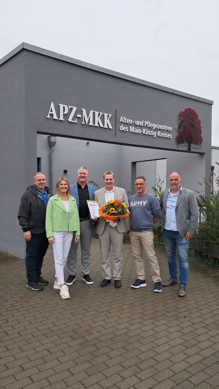 v.l.n.r.: Stefan Sorber, Monika Zimpel, Marco Maier, Mario Pizzala, Tobias Jäger und Reinhold Walz vor der Unternehmenszentrale der APZ-MKK in Rodenbach.