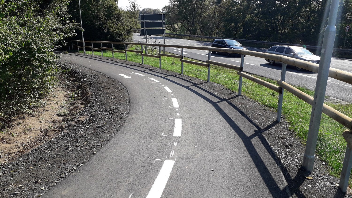 Was länger währt, wird richtig gut: Der Radweg zwischen Hochstadt und Bischofsheim wurde verbreitert, neu asphaltiert und zusätzlich für mehr Sicherheit markiert.