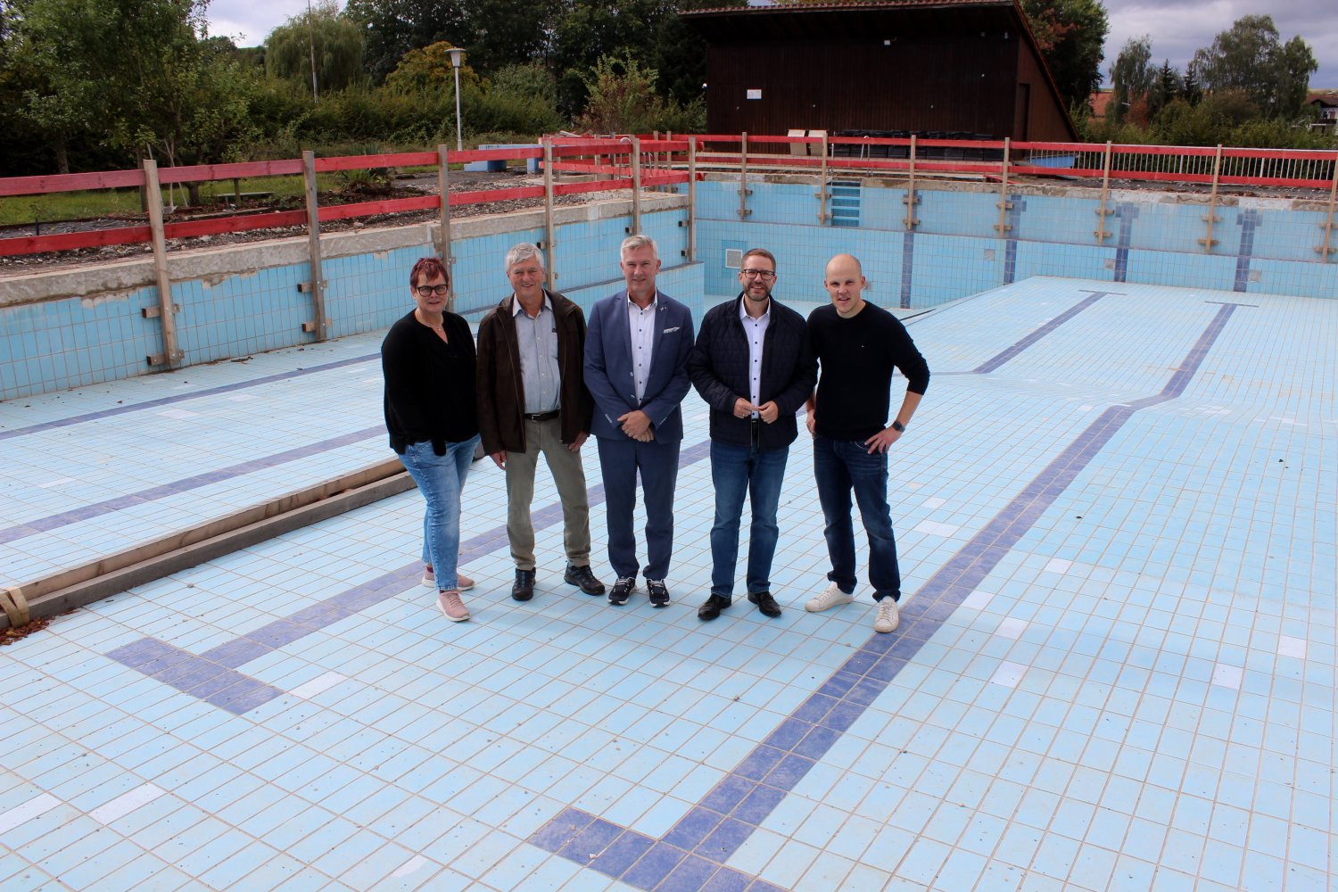v.l.n.r.: Liane Heid (Vorsitzende Förderverein), Ortsvorsteher Alexander Happ, Bürgermeister Christian Zimmermann, Landrat Thorsten Stolz und Sebastian Stein (Förderverein).