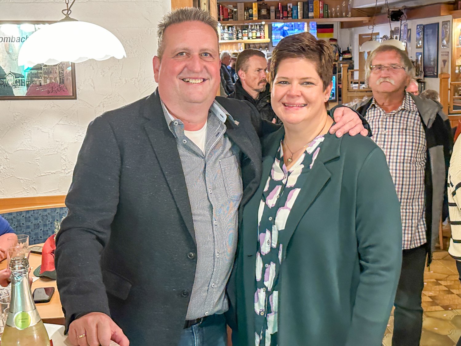 Matthias Pfeifer und seine Frau Simone freuen sich über das deutliche Votum der Hasselrother Bevölkerung.