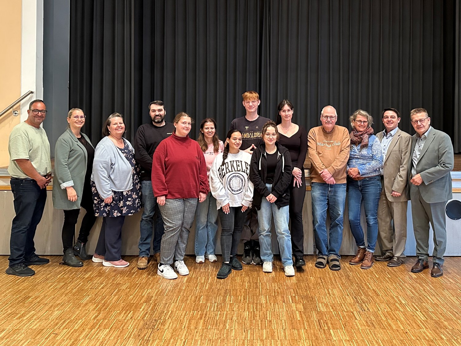 v.l.n.r.: Mostafa Saroukh, Nina Muth, Melanie Menke, Florian Gardlowski, Franziska-Marie Trageser, Devrim Özcan, Meryem Deveci, Nico Borkowski, Ela Gökalp, Larissa Merget, Reiner Mayer, Sandra Wunder, Harald Kling und Stefan Erb. 