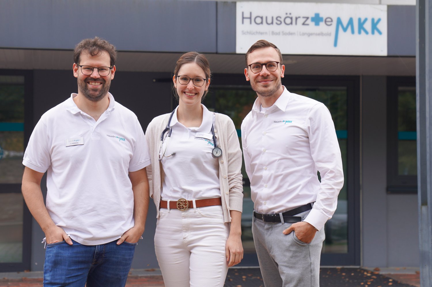Christopher Berens und Tatjana Wiegand setzen sich ab sofort für die Gesundheit der Patientinnen und Patienten im Main-Kinzig-Kreis ein. Gesellschafter Ingo Roth (rechts) freut sich über die beiden Neuzugänge.