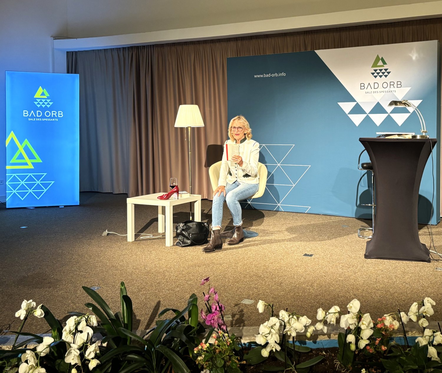 Gaby Hauptmann unterhält mit Textpassagen und Anekdoten im Orber Gartensaal