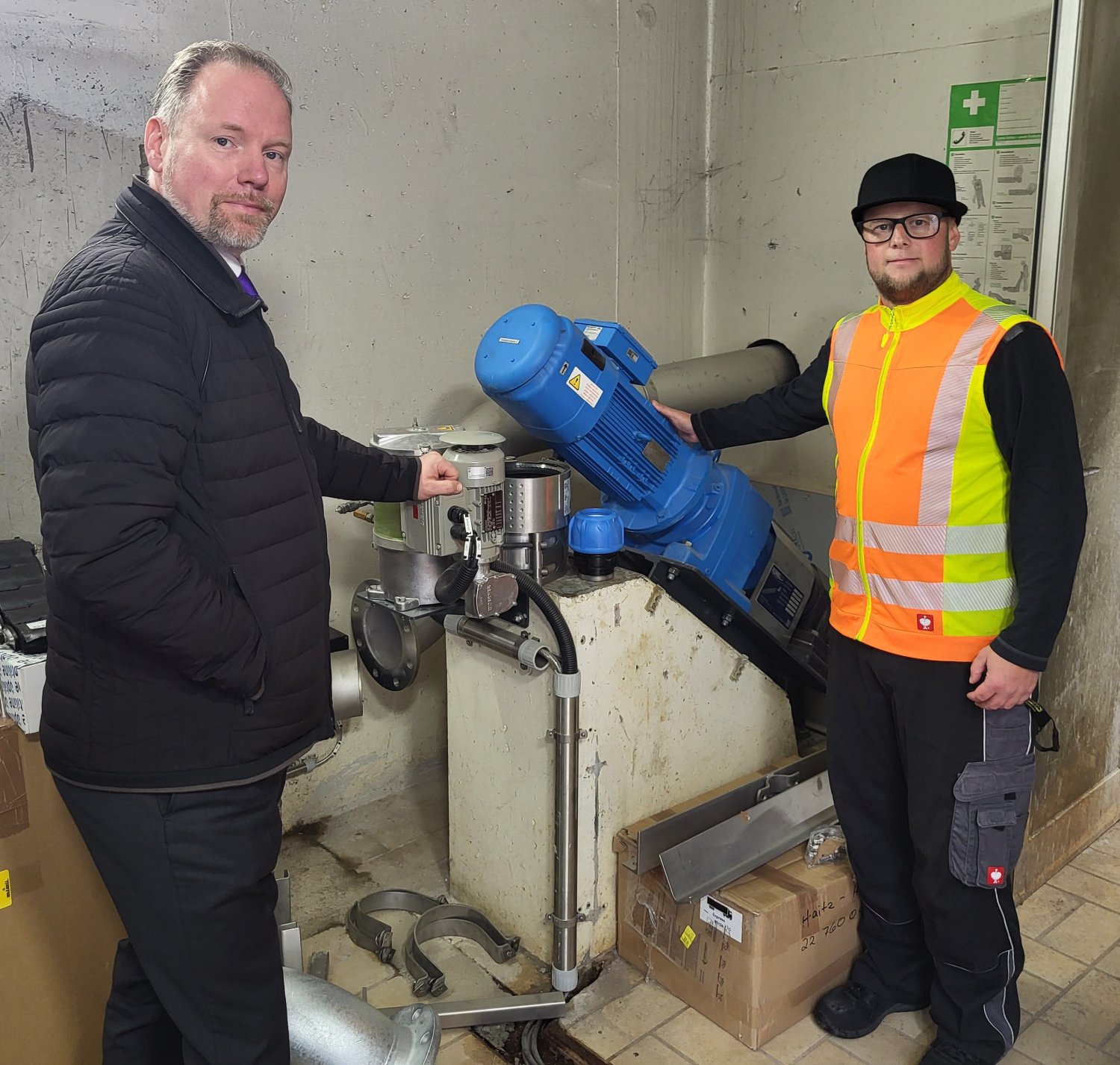 Bürgermeister Christian Litzinger (links) und Abwassermeister Kai Geiger im sanierten Pumpwerk Haitz-Höchst.