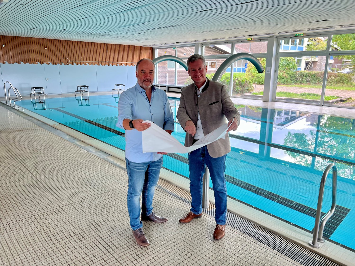 Betriebsleiter Reinhold Walz und Erster Kreisbeigeordneter Andreas Hofmann besprechen die geplante Sanierung des Hallenbades im Jugendzentrum Ronneburg